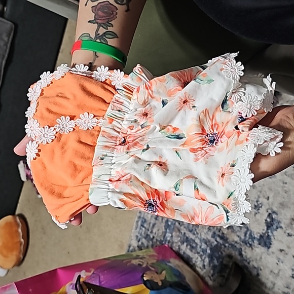 This set of clothes is 0-3 months for a little girl. - Picture 13 of 16